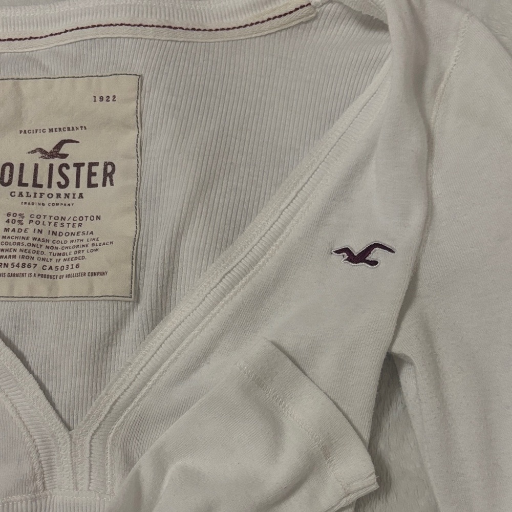 Hollister White Ribbed Deep V Long-Sleeve Tee - Picture 4 of 4